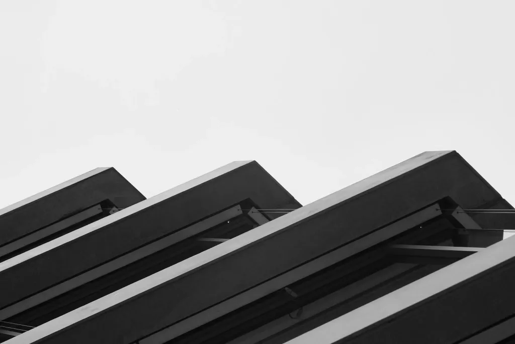 Producent profili aluminiowych czy pośrednik? Co naprawdę zyskuje wykonawca i deweloper?